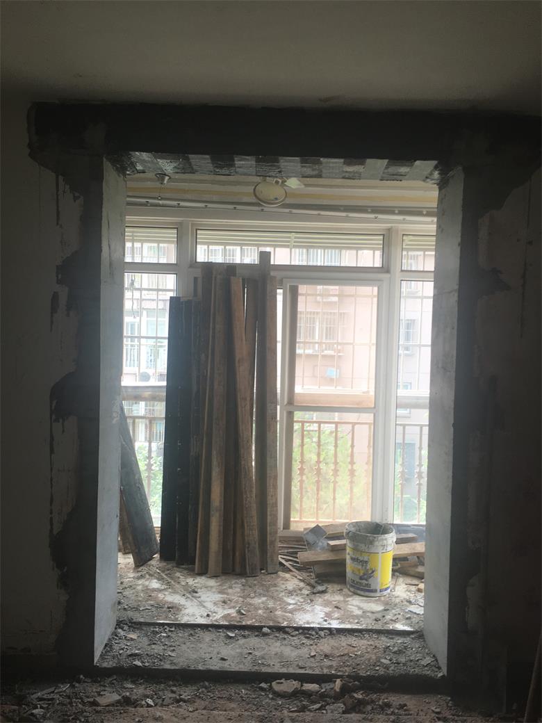 磚混結(jié)構(gòu)陽(yáng)臺(tái)窗下墻拆除加固