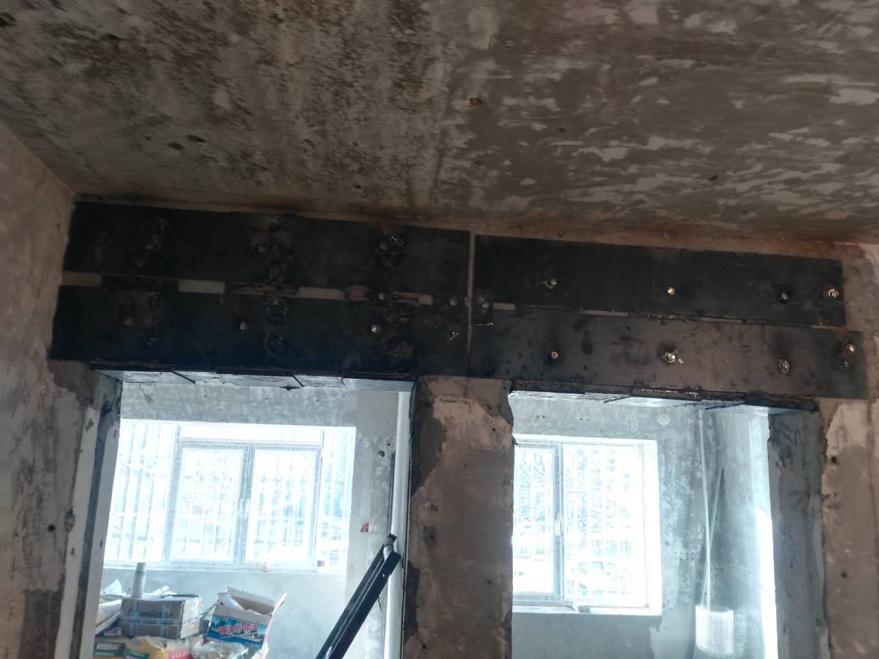 門(mén)口上口提高粘鋼加固