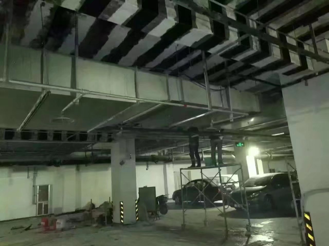 地下車(chē)庫(kù)頂梁板粘貼碳纖維